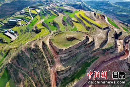 图为甘肃省天水市武山县村落中由夯土版筑的堡子。何慧 摄 . 图为甘肃省天水市武山县村落中由夯土版筑的堡子。何慧 摄 .