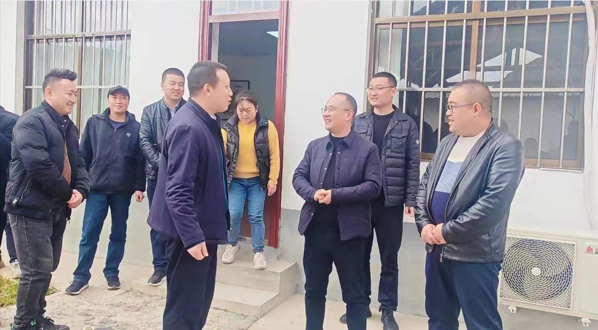 3月14日,温泉镇领导带领部分班子成员,田河村"两委"班子赴陇南市礼县